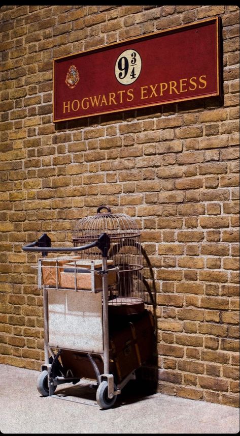 Hogwarts Express Wallpaper, Harry Potter Play, Harry Potter Miniatures, Harry Potter Background, 4 Wallpaper, Scenery Background, Bollywood Couples, Hogwarts Express, Pattern Wallpaper