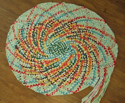 Upcycling, Braided In Rug, How To Make A Braided Rug, Diy Braided Rug, Amish Rag Rug, Braided Rag Rug Tutorial, Braided Rag Rug Diy, Braided Rug Tutorial, Braided Rag Rug