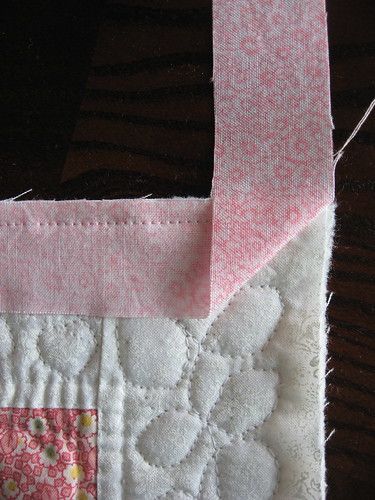 Quilt Binding Tutorial, Quilt Corners, Heart Quilts, Binding Tutorial, Quilt Binding, Techniques Couture, Quilting For Beginners, Quilting Techniques, Rag Quilt