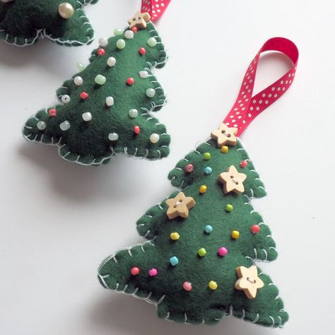 Felt Christmas Tree Ornaments, Sewn Christmas Ornaments, Diy Felt Christmas Ornaments, Diy Felt Christmas Tree, Gingerbread Crafts, Felt Crafts Christmas, Christmas Felt, Felt Christmas Decorations, Felt Christmas Tree