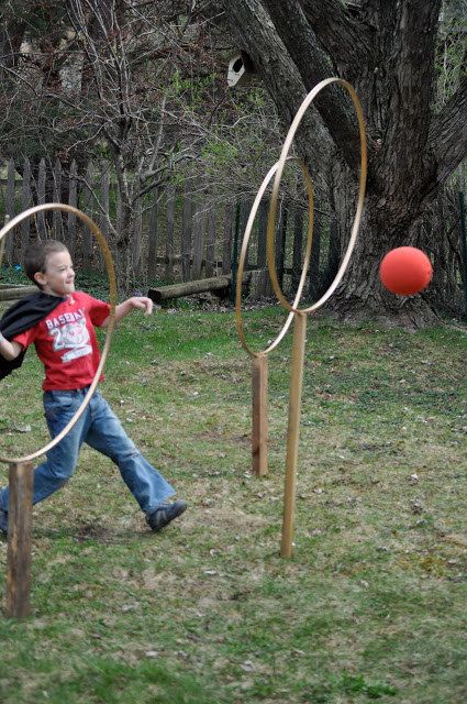 Laissez vos invités brûler tout ce que le sucre avec un match ou deux de cour de Quidditch. | 31 Ways To Throw The Ultimate Harry Potter Birthday Party Harry Potter Motto Party, Harry Potter Weihnachten, Harry Potter Day, Harry Potter Christmas Decorations, Hogwarts Party, Harry Potter Halloween Party, Cumpleaños Harry Potter, Harry Potter Bday, Welcome To Hogwarts