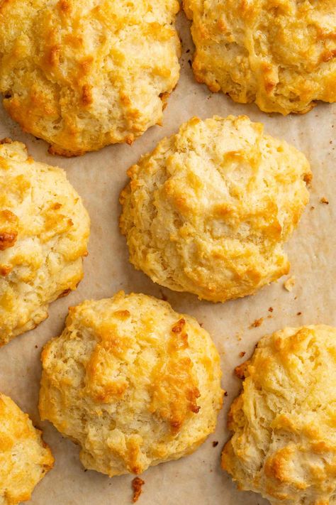 With just 30 minutes, six ingredients, and no mixer needed, drop biscuits are the quickest and easiest biscuits to make. This beginner-friendly recipe is easy to customize to make sweet or savory biscuits. Easiest Biscuits, Homemade Drop Biscuits, Buttermilk Drop Biscuits, Easy Drop Biscuits, Best Biscuits, Drop Biscuits Recipe, Easy Biscuit Recipe, Cheesy Biscuit, Savoury Biscuits