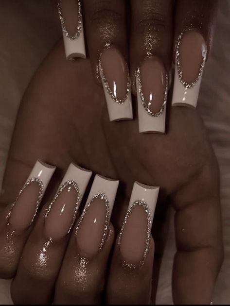 Nail Ideas Acrylic Silver, French Tip Nail Designs Christmas, Xmas Nail Ideas Acrylic, White French Tip Nails Gel Short, Nail Ideas Gold And White, Christmas Gel Nails Glitter, Champagne Short Nails, Birthday Nails Inspo Medium, French Nail Christmas Designs