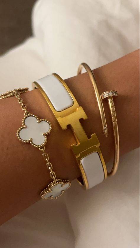 Gold Luxury Jewelry Aesthetic, Gold Jewellery Stack, Van Cleef Bracelet, Dope Jewelry Accessories, Gold Bracelets Stacked, Van Cleef & Arpels, Clover Jewelry, Four Leaf Clover Necklace, Wrist Jewelry