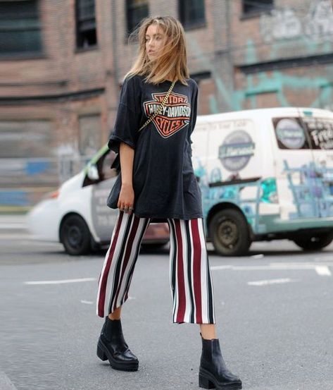 The Boutique Hub | The Best Ways to Style a Graphic Tee Doc Martens, Look Grunge, 여름 스타일, Looks Street Style, Moda Vintage, Source Unknown, Fashion Week Street Style, Mode Vintage, Outfit Casual