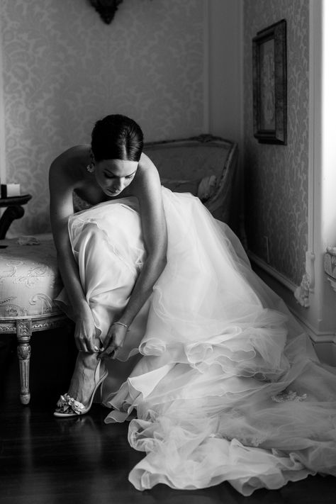 Before Wedding Pictures, Wedding Preparation Photos, Getting Ready Bride, Black And White Wedding Photography, White Wedding Photography, Bride Details, Bride Preparation, Wedding Portrait Poses, Bride Pictures