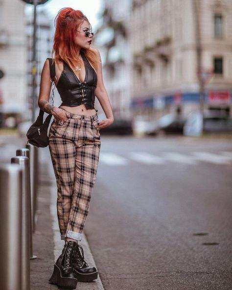 25 Grunge Outfits to Copy in 2020! - Fashion Inspiration and Discovery Classy Grunge Outfits, Outfit Inspo Grunge, Cute Grunge Outfits, Moda Grunge, Neo Grunge, Soft Grunge Outfits, Look Grunge, Vestiti Edgy, Chique Outfit