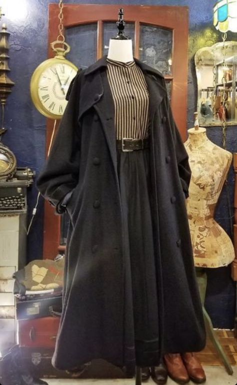 Vintage Outfit Aesthetic Woman, Dnd Outfit Aesthetic, Vintage Modern Clothes, Magic Aesthetic Outfits, Fashion For Thick Women, 1700s Clothes, Dark Clothing Aesthetic, Dark Fantasy Outfits, Fantasy Aesthetic Outfits