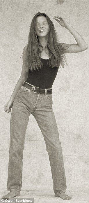 A teenage Kate Moss, dressed in a black best top and high-waisted jeans, showcases her pla... Kate Moss Stil, 1988 Fashion, Grunge Style Outfits, Kate Moss 90s, Diy Outfits, Kate Moss Style, Queen Kate, Looks Jeans, Stephanie Seymour