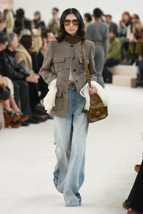 Chloé Fall 2024 Ready-to-Wear Runway, Fashion Show & Collection Review [PHOTOS] Haute Couture, Couture, Spring Paris Outfits, Style Fashion Women, Runway Fashion Show, Thanksgiving Fashion, Fall Wardrobe Essentials, Inspiration For Women, Estilo Denim