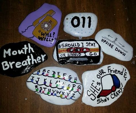 Diy Stranger Things Crafts, Stranger Things Canvas Painting, Crafternoon Ideas, Finn Wolfard, Stranger Things Sticker, Inspirational Rocks, Blog Image, Paint Rocks, Christmas Cards Kids