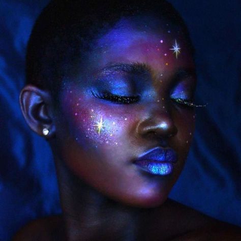 Makeup Inspo Easy, Celestial Makeup, Alien Make-up, Easy Halloween Makeup Ideas, Easy Halloween Makeup, Fantasy Make-up, Alien Makeup, Halloween Make-up Looks, Make Up Designs