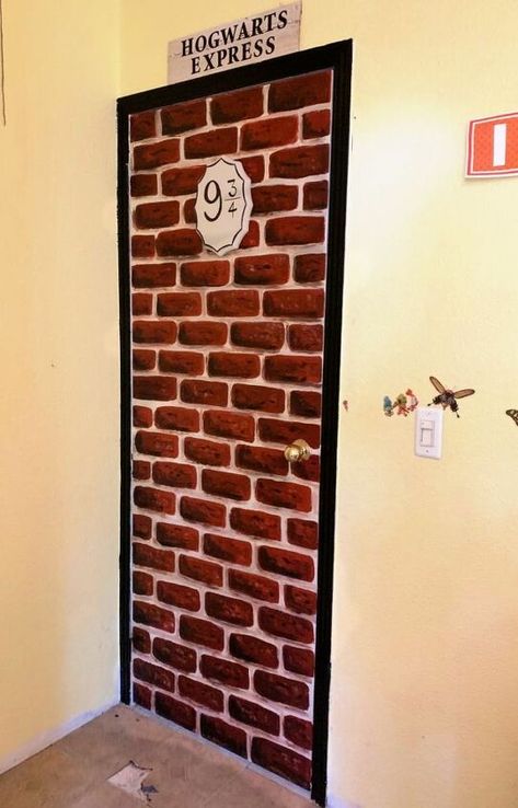 Learn how to paint a Harry Potter brick wall mural on your door. Hop on the Hogwarts Express and make your way through platform 9 3/4 with this Harry Potter brick wall DIY tutorial. Learn how to paint it yourself with cheap supplies. Harry Potter Wood Letters, Diy Platform 9 3/4 Wall, Harry Potter Office Decorations, Harry Potter Brick Wall, Harry Potter Diy Decorations Room, Harry Potter Things To Make, Things To Paint On Your Door, Art On Door, Harry Potter Reading Nook