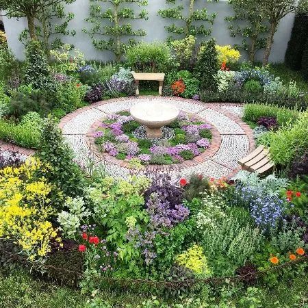 Herb Garden Design, Round Vegetable Garden, Apothecary Garden, Circular Garden, Modern Apothecary, Round Garden, Flea Market Gardening, Garden Design Layout, Garden Oasis