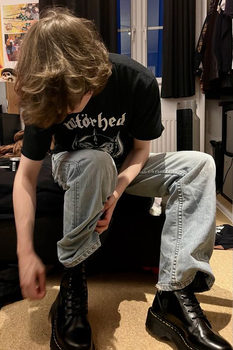 Punk Soft Aesthetic, Mens Midwest Emo Style, Grunge Fashion Aesthetic Men, Metal Core Outfit Men, Rock Grunge Outfits Men, Mens Clothing Styles Alternative, Grunge 90s Outfits Men, Soft Rock Aesthetic Outfits, Rock Core Outfit