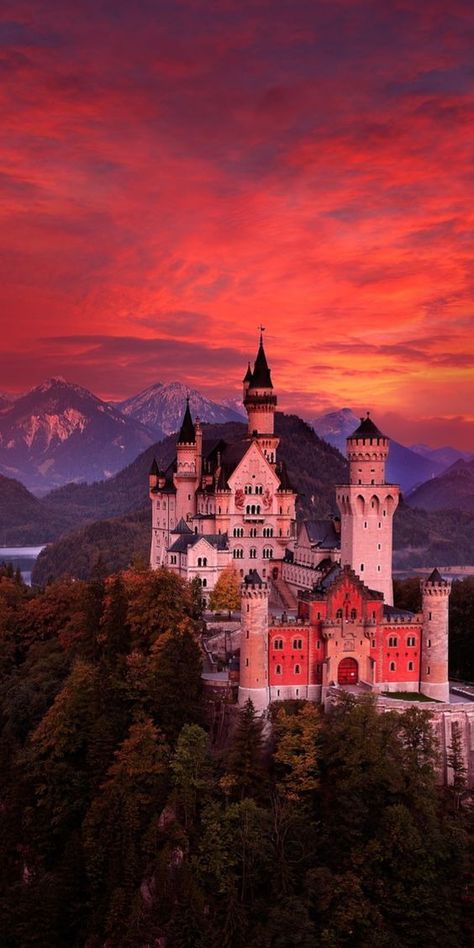 Castle Neuschwanstein, Castle Germany, Castles To Visit, Darkest Night, Germany Castles, Neuschwanstein Castle, Chateau France, Beautiful Castles, Red Sky