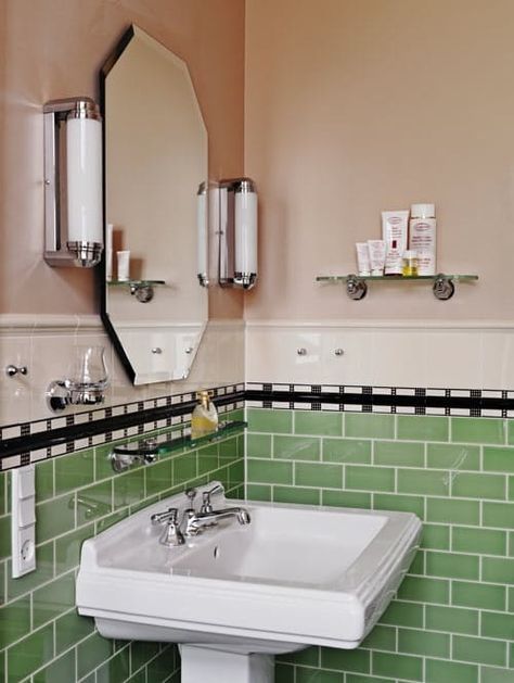 Shabby Chic Decorating, Retro Bathroom Ideas, Colorful Bathrooms, Retro Apartment, Subway Tile Design, Ideas Baños, Casa Retro, Green Tiles, New Bathroom Designs