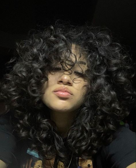 Balayage, Curly Hair Goals Aesthetic, Curly 3a Hairstyles, Latina Bangs Haircuts, Curly Hair Covering Eyes, Short Curly Haircuts With Layers, Hot Curly Hairstyles, Long 3a Curly Hair, Aesthetic Curly Haircuts