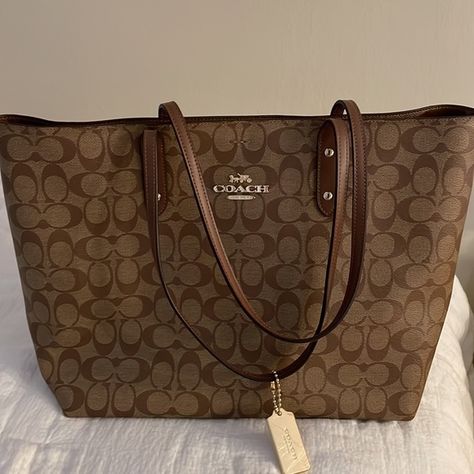 Signature Coach City Large Tote Coach Tote Bag Outfit, Coach Bag Outfit, Luxury Tote Bags, Big Tote Bags, Expensive Bag, Handbags For School, Big Handbags, Handbag Essentials, Coach Tote Bags