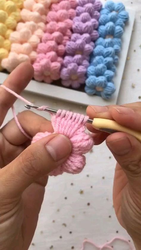 Easy Crochet Stitches, Beginner Crochet Projects, Crochet Stitches Video, Crochet Stitches For Beginners, Pola Sulam, Haken Baby, Crochet Flower Tutorial, Fun Crochet Projects, Chale Crochet