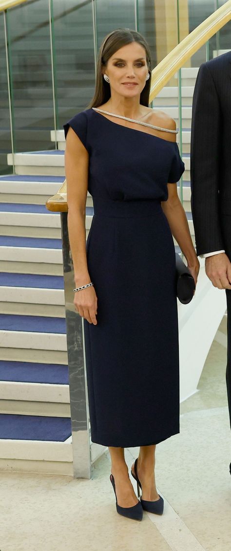 Photos: Queen Letizia's outfits in Croatia Queen Outfits Royal, Elegant Office Outfit, Semi Formal Mujer, Ropa Semi Formal, Queen Of Spain, Dark Green Dress, Dark Dress, Royal Clothing, Bella Hadid Outfits