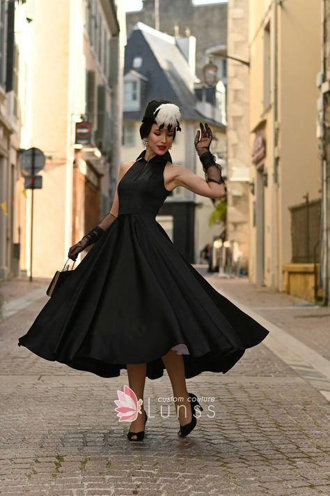 audrey hepburn inspired halter black cocktail dress Over Size Dress, Audrey Hepburn Style Outfits, Midi Dress Silk, Black Dress Midi, Audrey Hepburn Inspired, Dress Halter Neck, Puffy Dresses, Audrey Hepburn Style, Pearl Accessories