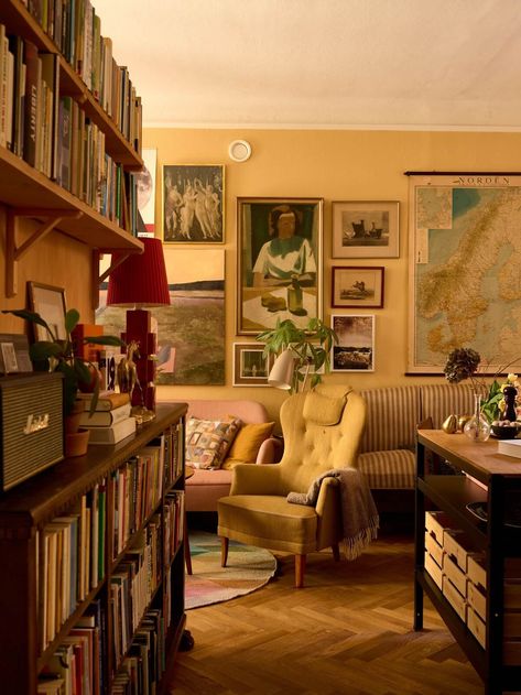 A Small Vintage Apartment with Warm Yellow Walls - The Nordroom Aesthetic Room With Yellow Walls, Yellow Walls Aesthetic, Yellow Walls Living Room Decor, Vintage Small Apartment, Cozy Colorful Living Room, Places Reference, Yellow Living Room Decor, Fireplace Storage, Yellow Walls Living Room