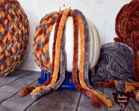 Tela, Diy Chenille Pumpkins, Braided Yarn Pumpkins Diy, Braided Pumpkins Diy, Yarn Covered Pumpkins, Chenille Yarn Pumpkins Diy, Pool Noodle Yarn Pumpkins, Chenille Pumpkins Diy, Stackable Pumpkin Ideas