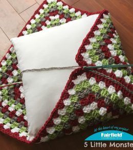 stitching-closed Granny Square Pillow, Classic Granny Square, Granny Square Häkelanleitung, World Craft, Crochet Cushion Pattern, Crochet Pillow Patterns Free, Crochet Pillow Cases, Granny Square Haken, Pillow Covers Pattern