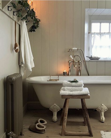 Unfitted Bathroom, English Cottage Interiors Bedroom, Old English Cottage Interiors, English Cottage Bathroom, English Country Bathroom, Minimalist Cottage Decor, Country Cottage Bathroom, Interior Styles Guide, Cottage Showers