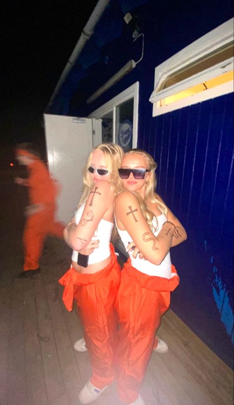 Disfarces Halloween, Halloween Prisoner Costume, Halloween Costume Inspo, Classy Halloween Costumes, Carnaval Outfit, Halloween Duos, Kostuum Halloween, Cute Group Halloween Costumes, Matching Halloween Costumes