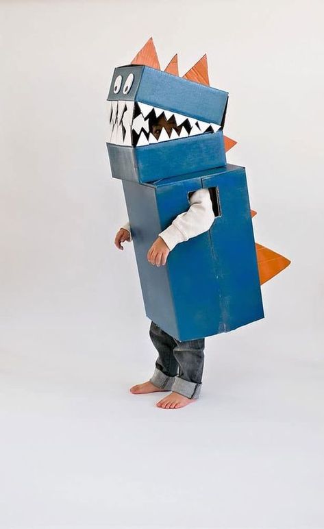 DIY Cardboard Dinosaur Costume #dinosaurcostume #halloweencostumes #kidscostumes #dinosaur #dinosaurparty Cleaver Halloween Costumes, Cardboard Box Costume, Diy Dinosaur Costume, Costume Dinosaure, Boxing Halloween Costume, Diy Fantasia, Recycled Costumes, Dinosaur Halloween Costume, Diy Karton