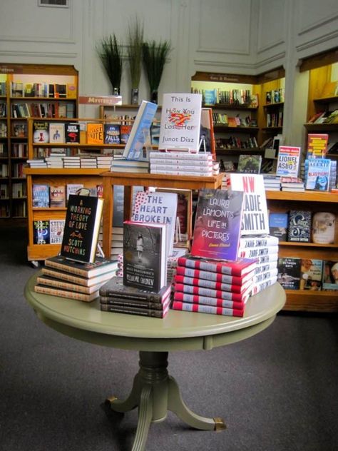 Unique Book Stores, Small Book Store Design, Bookstore Design Ideas, Bookstore Decor Ideas, Bookstore Ideas Design, Moody Bookstore, Small Bookstore Design, Bookstore Counter, Book Store Ideas