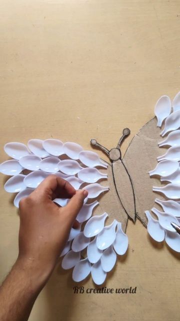 Plastic Cup Crafts, Plastic Spoon Art, Paper Doily Crafts, Craft Butterfly, Plastic Spoon Crafts, Diy Paper Butterfly, Spoon Craft, Silverware Crafts, Garden Rustic