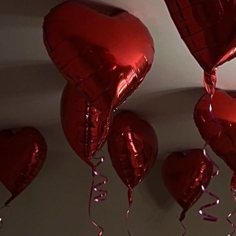 Lana Del Rey, Red Sweets Aesthetic, Bday Party Decorations Aesthetic, Red Theme Decorations, Black And Red Party Aesthetic, Sweet 16 Party Ideas Themes Red, Dark Red Decoration Party, Red Heart Balloons Aesthetic, Black And Red Bday Theme