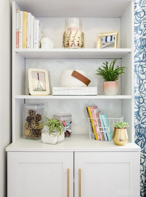 Bookcase styling in a home office - white bookcase #shelfie #office Photography Workspace, Polished Habitat, Office Bookshelf Decor, Office Bookshelf, Functional Office, Office Bookshelves, Office Organization At Work, Work Space Decor, Boss Office