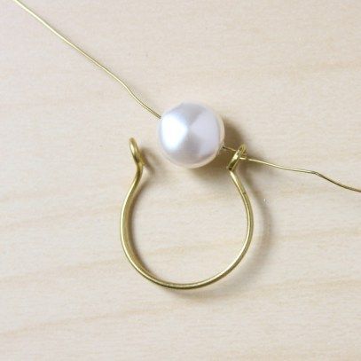 Anel Tutorial, Wire Wrapped Pearl, Diy Wire Jewelry Rings, Ring Diy, Wire Jewelry Rings, Diy Jewelry Rings, Wire Jewelery, Diy Ring, Bijoux Fil Aluminium