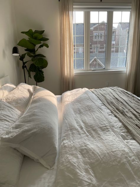 Bedroom Bed Inspiration, Minimalist Cozy Aesthetic, Normcore Home, Tidying Bedroom Aesthetic, Neat Bed Aesthetic, Bed Making Aesthetic, Making Your Bed Aesthetic, Make The Bed Aesthetic, Clean Tidy Room Aesthetic