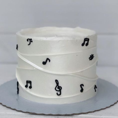 Cake Designs For Musicians, Cake Piano Birthday, Guitar Design Cake, Piano Themed Cake, Music Cake Pops, Musician Cake Ideas, Cake For Musician, Piano Cake Design, Cake With Music Notes