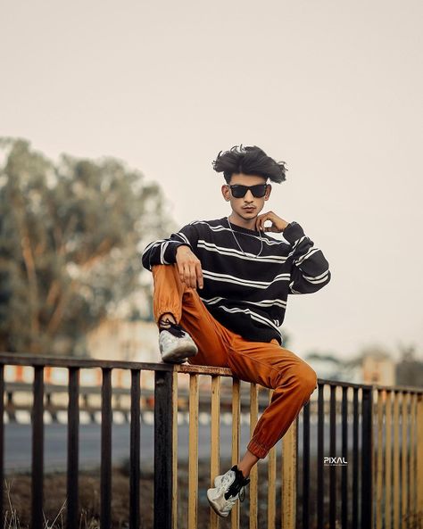 Best Poses For Boys, Mens Photoshoot, Boys Pic, New Photo Style, Blurred Background Photography, Tiger Pictures, Mens Photoshoot Poses, Blur Background In Photoshop, Outdoor Shoot