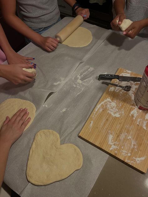 Friend Nights Ideas, Make Pizza With Friends, Girls Pizza Night Aesthetic, Pizza Making Birthday Party, Pizza Night Birthday Party, Girls Night Activities Aesthetic, Bring A Board Night Ideas Colours, Making Pizza With Friends, Friend Group Crafts