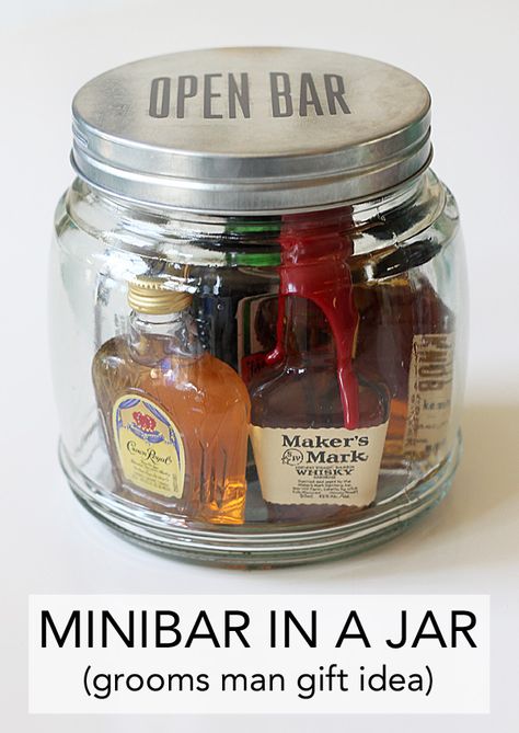 minibar in a jar (an easy gift idea) Easy Homemade Christmas Gifts, Mason Jar Christmas Gifts, Diy Gifts For Men, Birthday Ideas For Her, Presents For Best Friends, Christmas Mason Jars, Friends Diy, Cadeau Diy, Diy For Men