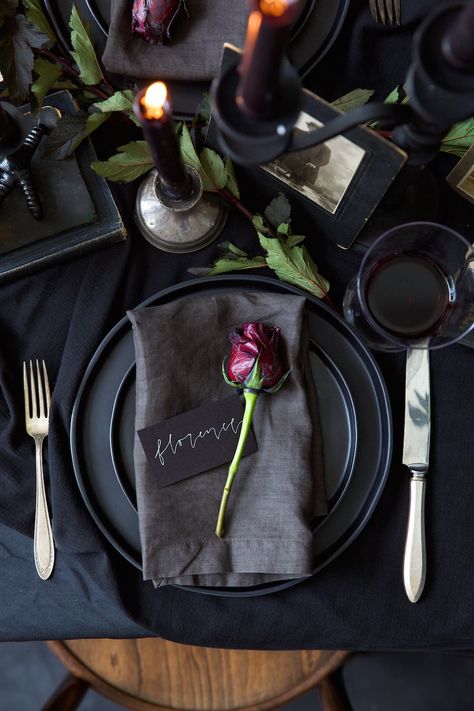 gorgeous halloween place setting Elegant Halloween Party, Décoration Table Halloween, Dark Wedding Theme, Table Halloween, Halloween Party Dinner, Elegant Halloween, Halloween Bash, Goth Wedding, Dark Wedding