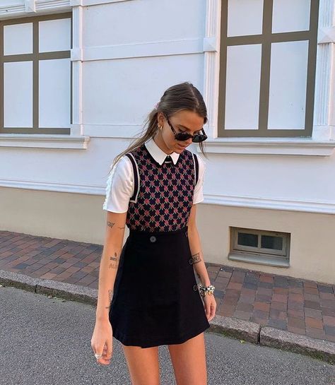 sweater vest argyle turtleneck best dressed fall 2020 cute looks trend preppy private school skirt white black oversized purse early 2000s edgy korean Stile Preppy, Goth Outfit, Lara Jean, Stil Inspiration, Modieuze Outfits, Preppy Outfit, Elegantes Outfit, 가을 패션, Mode Inspo