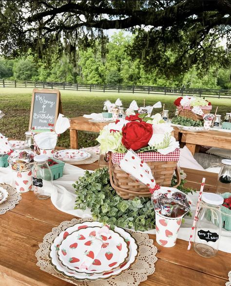 Red Picnic Table Decor, Picnic Theme Decor, Gingham Picnic Party Ideas, Floral Picnic Birthday Party, Vintage Strawberry Birthday Party, Strawberry Table Decor, Picnic Theme Baby Shower Ideas, Strawberry Picnic Birthday Party, Strawberry And Daisy Birthday