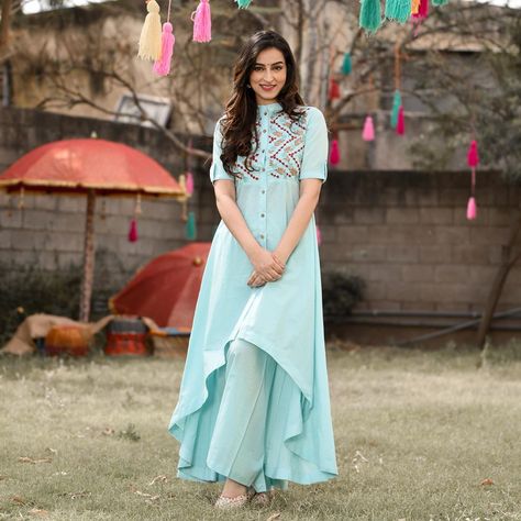Image may contain: 1 person, standing and outdoor Kurtha Designs Latest For Women, New Kurti Pattern, Plazo And Top, Saree Style Gown, Umbrella Kurti Design, Plazo Designs, Estilo Real, Long Kurti Designs, Salwar Kamiz