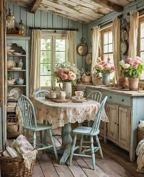 Cottage Kitchens, Cottage Core Dining Room, Cocina Shabby Chic, Coastal Style Decorating, Nice Kitchen, Cottage Style Kitchen, Casa Vintage, Decor Shabby Chic, Cottage Interiors