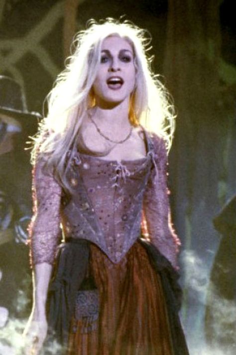 Sarah Jessica Parker as Sarah Sanderson | This Is What The Cast Of "Hocus Pocus" Looks Like Now Tumblr, Hocus Pocus Cast, Sarah Sanderson Hocus Pocus, Hermanas Sanderson, Sarah Sanderson Costume, Hocus Pocus Costume, Hocus Pocus 1993, Hocus Pocus Movie, Sarah Sanderson