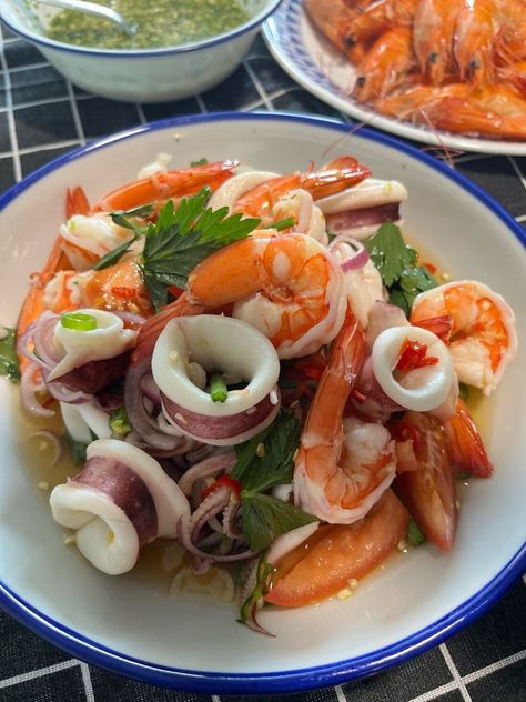 Thai Seafood Salad, Thai Seafood, Traditional Thai Food, Food Thailand, Spicy Seafood, Lime Leaves, Thai Salads, Healthy Food Menu, Food Cart Design