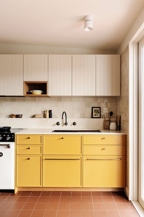 Architectural Digest, Kitchen Scandinavian Style, Timeless Kitchen, Victorian Cottage, White Cabinetry, Yellow Kitchen, Powder Bath, Küchen Design, 인테리어 디자인